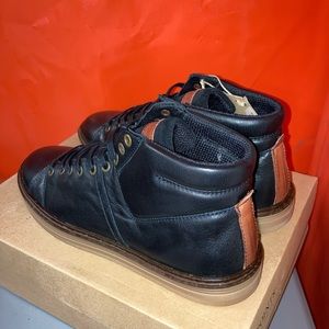 NWT Men’s Hightop Sneakers